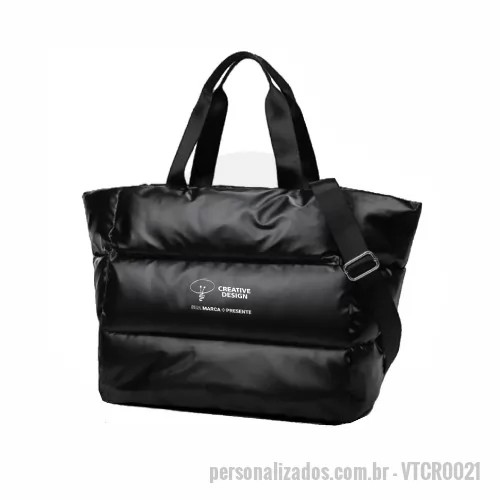 Bolsa personalizada - Confeccionada em tecido Cirré Puffer na cor preta, essa bolsa une estilo, resistência e funcionalidade. O forro em nylon sublimável permite personalização, agregando ainda mais valor ao produto. Possui zíper tratorado preto, que proporciona maior robustez e durabilidade no fechamento. A alça de mão é feita no mesmo tecido da bolsa, garantindo um design elegante e uniforme. Conta ainda com alças de ombro removíveis em fita preta, oferecendo versatilidade no uso — seja na mão ou nos ombros. Os aviamentos plásticos na cor preta complementam o visual moderno e sofisticado da peça.