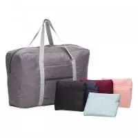 Bolsa de viagem dobrável confeccionada em poliéster e alça para mãos em nylon. Possui bolso principal na parte superior, bolso frontal também utilizado como um estojo para armazenamento do próprio produto e com área para encaixe em malas com puxador. Para guardar a bolsa dentro do estojo, posicione o bolso frontal para baixo, dobre a parte superior e inferior de modo que fique apenas o formato do bolso, faça o mesmo procedimento com as laterais para obter o formato quadrangular por completo. Com o lado do bolso virado para cima, posicione os dedos na parte interna superior e vire como se fosse deixá-lo do avesso, faça o mesmo procedimento com a parte inferior do bolso.   Medidas :  32 cm Altura x  48 cm Largura x 16 cm Profundidade Peso aproximado (g):  123 