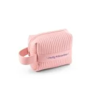 Bolsa de cosméticos em PU 21% de PU reciclado e 30% poliéster reciclado, com interior forrado em poliéster reciclado 100% rPET. Bolsa espaçosa com pega lateral para facilitar o transporte. 180 x 140 x 80mm