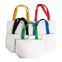 Descrição: Conheça a nossa bolsa de lona, ideal para quem busca um estilo despojado sem abrir mão da funcionalidade! Resistente à água, garante ainda mais proteção para os pertences em qualquer condição. Seu interior possui um tecido que mantém os objetos organizados e seguros, perfeita para o dia a dia ou para aventuras de fim de semana. Leve e durável, a Bolsa de Lona é a combinação perfeita de praticidade e charme.  Altura :  18,5 cm  Largura :  27 cm  Profundidade :  13 cm  Medidas aproximadas para gravação (CxL):  15 cm x 25 cm  Peso aproximado (g):  62