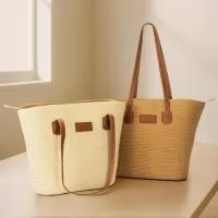 Descrição: Bolsa em fibra biodegradável de celulose costurada com linha de nylon e fechamento em zíper. Possui compartimento interno com bolso compacto, além de alças e detalhes em couro sintético, incluindo plaquinha frontal costurada.  Altura :  30 cm  Largura :  44 cm  Profundidade :  12 cm  Comprimento :  Alça: 32 cm