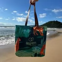 Tote estampada 46x37. Bolsa tote com estampa total sem limite de cores: a arte cobre a bolsa inteira. Tecido Córdoba, algodão ou Oxford, com alça de poliéster ou corino. Para eventos, feiras, lojas e kits de boas-vindas. Pedido mínimo: 30 peças. Arte criada pelo nosso estúdio, sem custo no pedido fechado. Fábrica própria no Rio de Janeiro e envio para todo o Brasil. Prazo a partir de 15 dias úteis após a aprovação da arte e o pagamento.