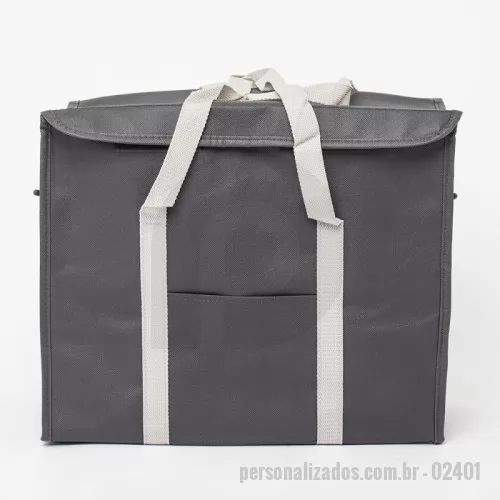 Bolsa térmica dobrável personalizada - Alimentos mais saudáveis durante o lazer! A Bolsa Térmica de 34 litros, feita de nylon resistente, permite levar petiscos, lanches e bebidas de forma prática e segura, mantendo tudo fresquinho por mais tempo nos passeios. Conta com bolso frontal para utensílios, zíperes laterais, fechamento frontal com velcro e duas alças para facilitar o transporte. É a escolha perfeita para quem valoriza eficiência e segurança durante as refeições. 