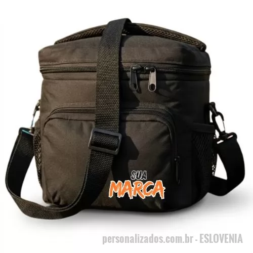 Bolsa térmica dobrável personalizada - Bolsa térmica marmita fit premium, desenvolvida para quem busca praticidade, durabilidade e estilo no dia a dia. Disponível em qualquer cor de sua escolha para se adaptar perfeitamente à sua preferência ou identidade de marca. Confeccionada em tecido Oxford com isolamento térmico de alta performance, ela acomoda até quatro refeições, mantendo a temperatura por até 8 horas. Esta frasqueira refrigerada conta com um interior em espuma PAC e manta térmica de excelente qualidade. É o modelo ideal para academia, trabalho e atividades fitness, vindo equipada com bolso frontal para talheres e práticos bolsos laterais em tela mesh. Possui um design compacto com dimensões de 22×22×15 cm, oferecendo excelente espaço interno de forma otimizada. É totalmente impermeável e fácil de limpar, sendo muito resistente a respingos e vazamentos. Conta com alça superior reforçada para um transporte muito confortável e seguro em qualquer rotina. Eficiência e elegância.