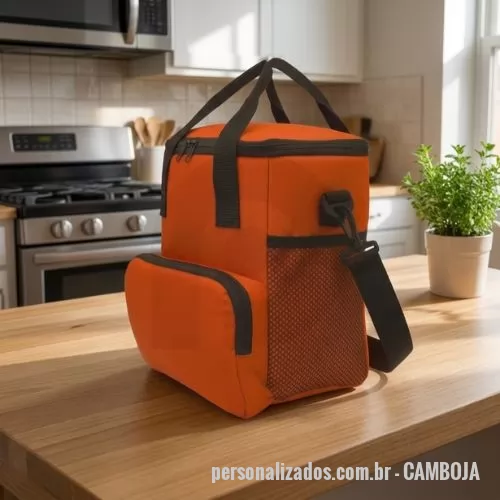 Bolsa térmica dobrável personalizada - perfeito para manter os alimentos frescos ou quentes em qualquer lugar e a qualquer momento. Fabricada com tecido Oxford resistente, esta bolsa garante durabilidade e confiabilidade em todas as suas aventuras. Com capacidade de 08 litros, oferece espaço suficiente para armazenar refeições, lanches e bebidas para você e sua família desfrutarem durante todo o dia. Seu isolamento térmico premium mantém os alimentos frios ou quentes por várias horas, garantindo a qualidade e a frescura das suas refeições. Além disso, a bolsa possui alças laterais e uma grande alça de ombro, facilitando o transporte e proporcionando conforto durante o deslocamento. Um bolso com zíper frontal permite armazenar objetos pequenos e essenciais, enquanto dois bolsos com rede volei nas laterais são ideais para transportar garrafas ou outros itens pequenos. Seja para um piquenique no parque, um dia na praia ou um passeio de acampamento, a Bolsa Térmica é a escolha ideal para manter seus alimentos frescos e suas ave