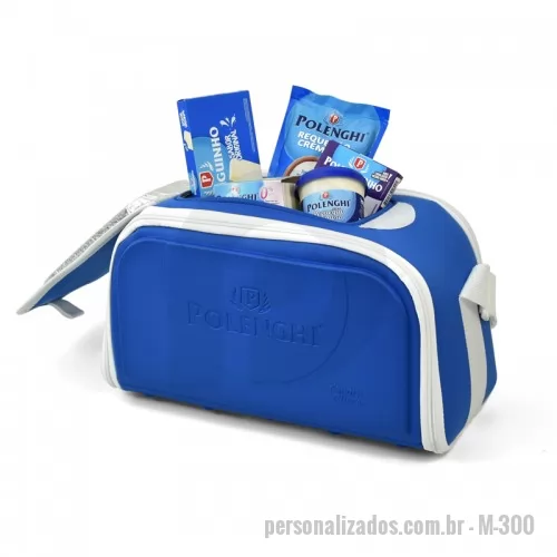 Bolsa térmica dobrável personalizada - Bolsa térmica grande confeccionada em material flexível e resistente que permite ser estrategicamente dobrado quando não em uso – característica que deixa este brinde promocional prático, compacto e fácil de ser guardado no dia a dia.  Sua propriedade térmica faz com que armazene diversos tipos de alimentos mantendo a temperatura necessária. Assim, sua marca será relacionada à ideia de produtos alimentícios frescos, saborosos e de boa durabilidade.  Com alças resistentes, fechamento em zíper e tampa superior, sua logomarca aparecerá aqui de forma elegante, minimalista e a cartela de cores fica à sua escolha.