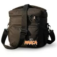 Bolsa térmica marmita fit premium, desenvolvida para quem busca praticidade, durabilidade e estilo no dia a dia. Disponível em qualquer cor de sua escolha para se adaptar perfeitamente à sua preferência ou identidade de marca. Confeccionada em tecido Oxford com isolamento térmico de alta performance, ela acomoda até quatro refeições, mantendo a temperatura por até 8 horas. Esta frasqueira refrigerada conta com um interior em espuma PAC e manta térmica de excelente qualidade. É o modelo ideal para academia, trabalho e atividades fitness, vindo equipada com bolso frontal para talheres e práticos bolsos laterais em tela mesh. Possui um design compacto com dimensões de 22×22×15 cm, oferecendo excelente espaço interno de forma otimizada. É totalmente impermeável e fácil de limpar, sendo muito resistente a respingos e vazamentos. Conta com alça superior reforçada para um transporte muito confortável e seguro em qualquer rotina. Eficiência e elegância.