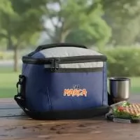 Bolsa térmica dobrável com capacidade de 5 litros: praticidade, segurança e estilo para o seu dia a dia. Disponível em qualquer cor de sua escolha para se alinhar perfeitamente à sua marca ou preferência. Leve suas refeições, lanches ou itens pessoais para onde quiser com alta qualidade e durabilidade. Desenvolvida para manter a temperatura ideal dos alimentos e garantir total proteção contra vazamentos. Principais benefícios: isolamento superior com PVC laminado e espuma PAC de alta densidade, mantendo o conteúdo na temperatura certa por horas. Antivazamento 100% com saco interno impermeável que evita gotejamentos, sendo ideal para marmitas e frutas. Espaço compacto que comporta perfeitamente recipientes padrão, garrafas e utensílios. Possui design ergonômico com alça de mão reforçada e tiracolo ajustável para um transporte confortável. O revestimento interno é liso, fácil de limpar e não absorve odores. É a lancheira térmica multifuncional perfeita.