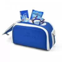 Bolsa térmica grande confeccionada em material flexível e resistente que permite ser estrategicamente dobrado quando não em uso – característica que deixa este brinde promocional prático, compacto e fácil de ser guardado no dia a dia.  Sua propriedade térmica faz com que armazene diversos tipos de alimentos mantendo a temperatura necessária. Assim, sua marca será relacionada à ideia de produtos alimentícios frescos, saborosos e de boa durabilidade.  Com alças resistentes, fechamento em zíper e tampa superior, sua logomarca aparecerá aqui de forma elegante, minimalista e a cartela de cores fica à sua escolha.