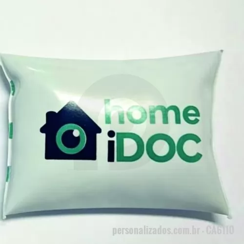 Bolsa térmica para compressa personalizada - formato  8x6cm retangular em pvc branco ou transparente Pedido minimo 100 peças grav. silk 01 cor 1 lado, uso somente frio onde o gel congela conservar refrigerado,gel incolor, confeccionado em solda eletronica. Personalizado com a sua logomarca  Como devo aquecer a bolsa térmica ?Compressa Quente: Ferver água no fogão ou micro-ondas, desligar e mergulhar na água quente por 3 minutos.  Como devo congelar a bolsa térmica ?Deve ser guardada na horizontal, mantendo um espaço para a circulação de ar, devido ao aumento do volume de gel, provocado pelo congelamento. Devendo ser salvo por uma temperatura de -22 ° C por 72 horas. Este procedimento irá garantir o melhor desempenho do produto.  Como devo congelar a bolsa térmica?Deve ser guardada na horizontal, mantendo um espaço para a circulação de ar, devido ao aumento do volume de gel, provocado pelo congelamento. Devendo ser salvo por uma temperatura de -22 ° C por 72 horas. Este procedimento irá garantir o melhor desempenho do produto  Qua