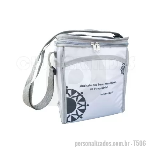 Bolsa térmica personalizada - Bolsa Térmica com capacidade aproximada de 5,5 Litros com alça de ombro. Disponível em várias cores. Gravação da logomarca em até 03 cores já inclusa.  Tamanho: 22 X 20 X 14 cm. Revestimento externo: Nylon 70. Revestimento interno: PVC Laminado. Alça: De Ombro.