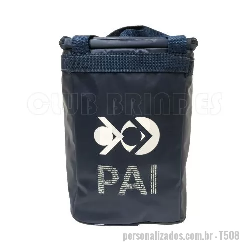Bolsa térmica personalizada - Bolsa Térmica com capacidade para 12 litros com alça dupla de mão. Disponível em várias cores. Gravação da Logomarca em até 3 cores já inclusa.  Tamanho: 30 cm X 20 cm X 20 cm. Revestimento externo: Nylon 70. Revestimento interno: PVC Laminado. Acabamento: Vivo. Alça: Dupla de Mão.