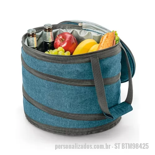 Bolsa térmica personalizada - Bolsa térmica masculina personalizada. Dobrável, super resistente ela possui zíper duplo, abridor de garrafas e interior forrado. Brinde ideal para clientes e colaboradores. A impressão da logomarca é feita em Silkscreen.