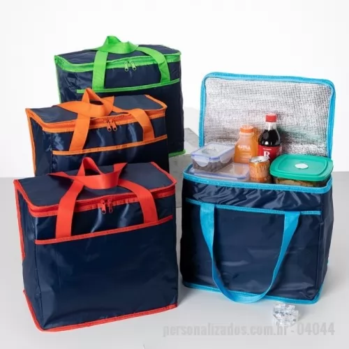 Bolsa térmica personalizada - Bolsa Térmica com capacidade máxima de 35 litros! Essa bolsa enorme é feita de Poliéster 420D, possui um revestimento interno térmico aluminizado, bolso frontal externo e alças de mão para facilitar o transporte. Essa bolsa é ideal para levar ao passeio com a família toda! Nela você pode colocar diversos produtos e ainda ter espaço de sobra! Medidas: 325 x 405 x 250 mm