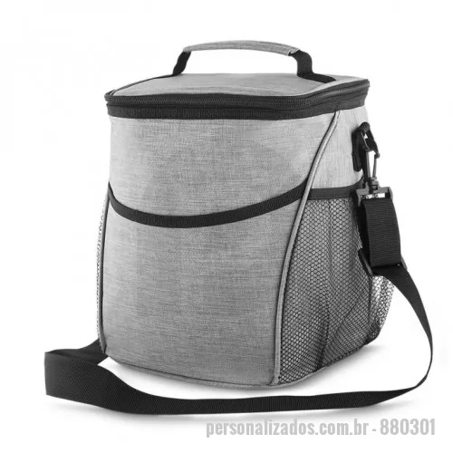 Bolsa térmica personalizada - Bolsa térmica em nylon/poliéster na cor cinza com zíper para fechamento, alça de mão com reforço e alça de ombro regulável. possui bolso frontal e 2 bolsos laterais com tela e elástico. capacidade 12l. medidas: 210x260x210mm.