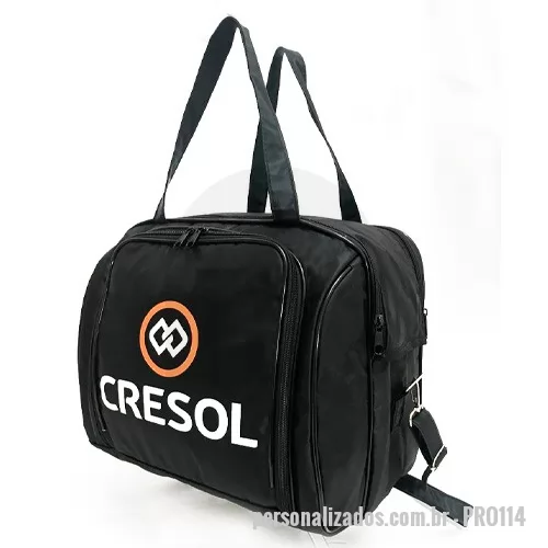 Bolsa térmica personalizada - Confeccionada em Nylon 70 ou Nylon 600, revestimento térmico em isomanta e forro interno em Bagun Espelhado 0,30. Alça de mão e de ombro de 25mm. Fechamento em zíper 06, com 2 cursores e fechamento com Velcro. Tamanho 29 x 35 x 20. Gravação Sugerida - Serigrafia ou Bordado