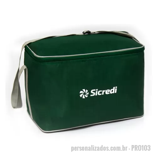 Bolsa térmica personalizada -  Confeccionada com Nylon 70 ou Nylon 600. Revestimento térmico em isomanta e forro interno de Bagun Espelhado 0,30. Alça de ombro de 40 mm. Fechamento em zíper nº 08, com 2 cursores. Tamanho 35 x 23 x 20 cm (17 litros aproximados). Gravação sugerida - Serigrafia ou Bordado 