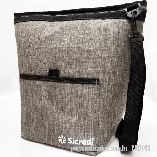 Bolsa térmica personalizada - SACOLA TERMICA 10 LITROS - * Confeccionada com Nylon 600 ou Oxford plastificado * Revestimento térmico em isomanta. * Forro interno de Bagun Espelhado 0,30. * Alça longa de 25 mm. * Fechamento em zíper 06, com 1 cursor. * Tamanho 37 x 30 x 20 cm (10 Lts Aproximados) * Gravação Sugerida - Serigrafia ou Bordado * Pedido mínimo: 30 unidades.