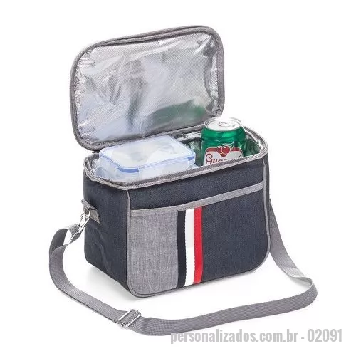 Bolsa térmica personalizada - Bolsa térmica 7,6 Litros confeccionada em nylon, possui bolso frontal com detalhe colorido exterior; bolso traseiro com zíper; alça de mão e também alça transversal ajustável e removível.