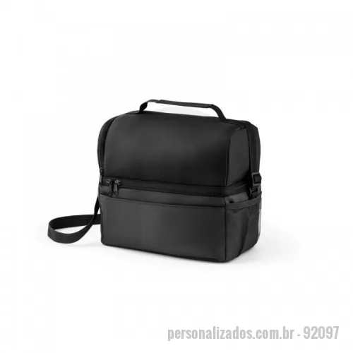 Bolsa térmica personalizada - Bolsa Térmica em 300D e 840D Jacquard com interior impermeável em PEVA para facilitar a higienização. Contém 2 compartimentos principais, 1 bolso frontal com fecho e 1 bolso lateral em rede. Possui um bolso com fecho principal duplo, alça em webbing ajustável e pega de mão almofadada. A bolsa térmica tem capacidade até 7 L. 270 x 240 x 150 mm