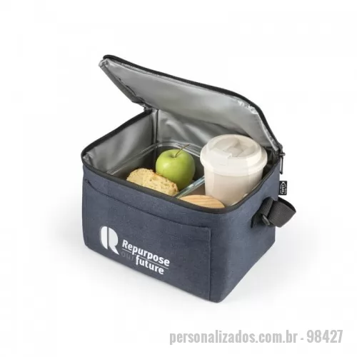 Bolsa térmica personalizada - Bolsa térmica em rPET 600D com interior em PEVA. Alça ajustável em webbing, bolso frontal e fecho duplo. Capacidade até 7 L. 240 x 170 x 170 mm