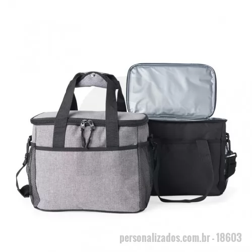 Bolsa térmica personalizada - Bolsa térmica de nylon 14 litros com bolso frontal e bolsos laterais em malha. Compartimento principal com revestimento térmico soldado antivazamento e alças de mãos com suporte de juntura. Acompanha alça transversal.