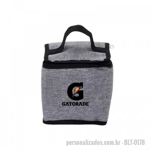 Bolsa térmica personalizada - Bolsa térmica 3 Litros de poliéster com alça para mãos em nylon. Revestimento interno em polietileno atóxico. Altura : 16 cm Largura : 16 cm Profundidade : 13 cm Medidas aproximadas para gravação (CxL): 11,5 cm x 12 cm Peso aproximado (g): 104