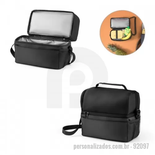 Bolsa térmica personalizada - Bolsa Térmica em 300D e 840D Jacquard com interior impermeável em PEVA para facilitar a higienização. Contém 2 compartimentos principais, 1 bolso frontal com fecho e 1 bolso lateral em rede. Possui um bolso com fecho principal duplo, alça em webbing ajustável e pega de mão almofadada. A bolsa térmica tem capacidade até 7 L. 270 x 240 x 150 mm