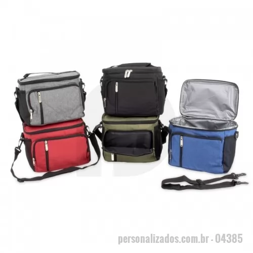 Bolsa térmica personalizada - Bolsa térmica de poliéster com três compartimentos, capacidade de 9 litros. A bolsa possui revestimento térmico em PEVA atóxico com costura soldada (não vaza), alça de mão, bolsos laterais telados e acompanha alça transversal.