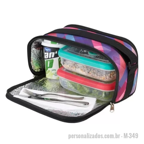 Bolsa térmica personalizada - Bolsa térmica para armazenar alimentos e bebidas com segurança e de uma maneira facilitada e prática de serem transportados.  Divulgando sua empresa do ramo alimentício neste brinde personalizado com sua logo você estará associando sua marca à ideia de alimentos frescos e bebidas bem conservadas e gostosas.  Para empresas de outros ramos, a ideia é transportar sua marca do meio corporativo para os bons momentos de lazer de seus parceiros e colaboradores. De uma maneira ou de outra, nosso comprometimento é o de entregar um brinde exclusivo, esteticamente bonito, cheio de funcionalidades e que traga o DNA e estilo da sua empresa!