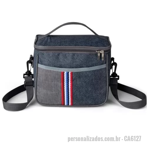 Bolsa térmica personalizada - Necessaire térmica 7,3Litros confeccionada em nylon, possui bolso frontal com detalhe colorido exterior;  alça de mão e também alça transversão ajustável e removível.