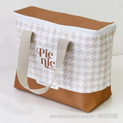 Bolsa térmica personalizada - Bolsa térmica personalizada possui alça transversal regulável (não removível). Todos nossos produtos são de fabricação própria podendo ser alterado, medidas, materiais, cores e detalhes do produto. Tambem personalizamos o item como preferir, trabalhamos com diversos metódos de gravação, proporcionando uma linda apresentação do produto. Faça já seu orçamento e receba um atendimento personalizado