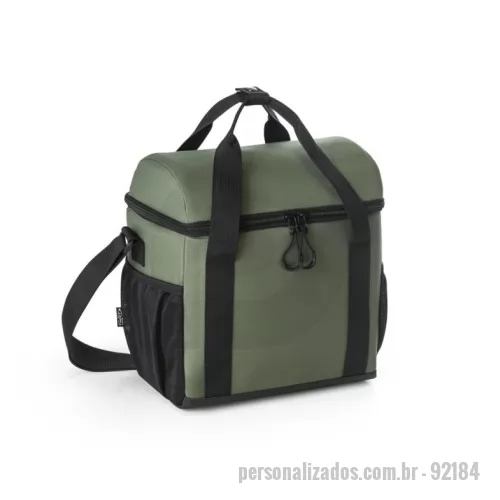 Bolsa térmica personalizada - Bolsa térmica almofadada 600D ripstop em poliéster reciclado (100% rPET). Composto por 1 compartimento principal espaçoso com fecho duplo e 2 bolsos laterais em tela mesh para pequenos objetos. O interior forrado em PEVA garante um bom isolamento térmico permitindo a conservação do frio por mais tempo e a sua higienização. A robustez dos materiais que o compõe conferem-lhe uma grande resistência e durabilidade, pensado para as necessidades do dia a dia. Capacidade até 11 L. Certificação EU Food Grade. 260 x 290 x 160 mm