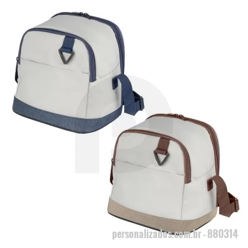 Bolsa térmica personalizada - Bolsa térmica, bolso frontal, argola para chave, dois acessos ao compartimento interno, alça para regulagem e parte interna soldada.