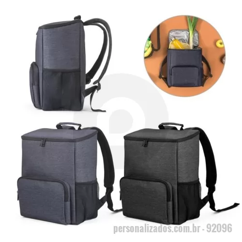 Bolsa térmica personalizada - Mochila térmica com isolamento duplo em Nylon 2Tone com interior forrado em PEVA para facilitar a higienização. Contém 1 compartimento principal, 1 bolso frontal com fecho e 1 bolso lateral em tela mesh. Possui um bolso com fecho principal duplo. As alças e as costas são almofadadas. A mochila tem capacidade até 15 L. 290 x 380 x 160 mm
