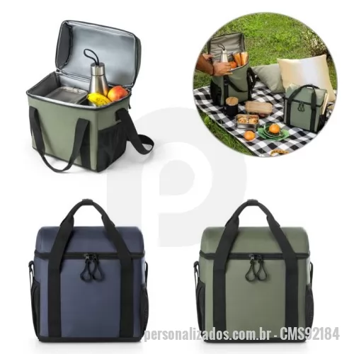 Bolsa térmica personalizada - Bolsa térmica almofadada 600D ripstop em poliéster reciclado (100% rPET). Composto por 1 compartimento principal espaçoso com fecho duplo e 2 bolsos laterais em tela mesh para pequenos objetos. O interior forrado em PEVA garante um bom isolamento térmico permitindo a conservação do frio por mais tempo e a sua higienização. A robustez dos materiais que o compõe conferem-lhe uma grande resistência e durabilidade, pensado para as necessidades do dia a dia. Capacidade até 11 L. Certificação EU Food Grade. 260 x 290 x 160 mm