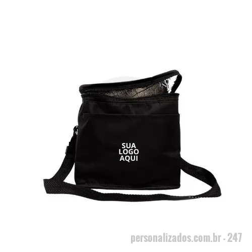 Bolsa térmica personalizada - Bolsa Térmica Personalizada. Descubra a praticidade e a sofisticação da nossa bolsa térmica ajustável personalizada, perfeita para quem deseja presentear com estilo e funcionalidade. Ideal para empresas, eventos e parceiros, esta bolsa é a escolha certa para quem busca brindes de alta qualidade.  * Personalização Exclusiva: Adicione o logotipo da sua empresa ou evento e crie um brinde que deixará uma impressão duradoura. * Versatilidade: Com design ajustável, adapta-se a diferentes tamanhos de recipientes, garantindo que seus itens permaneçam na temperatura ideal. * Durabilidade: Fabricada com materiais resistentes, assegura a conservação dos produtos por mais tempo, seja frio ou quente. * Praticidade: Leve e fácil de transportar, é perfeita para o dia a dia, piqueniques, eventos corporativos e viagens.  Impressione seus clientes e parceiros com uma bolsa térmica que combina utilidade e elegância. Personalize a sua e transforme seu próximo evento em um sucesso!