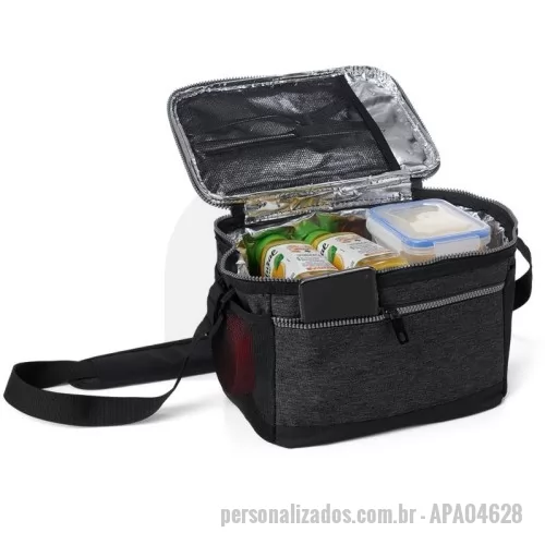 Bolsa térmica personalizada - Bolsa térmica de nylon 10 litros com dois compartimentos, sendo o principal com revestimento térmico e bolso telado para utensílios. Possui bolsos laterais em malha e alça transversal com apoio para ombro.  Material: Nylon Altura :  20 cm Largura :  27 cm Profundidade :  18 cm Medidas aproximadas para gravação (CxL):  9 cm x 23 cm Peso aproximado (g):  355