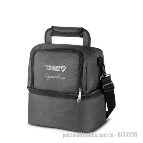 Bolsa térmica personalizada - Bolsa térmica personalizada em tecido poliéster, bolso frontal, alça de mão, alça de ombro regulável com 2 compartimentos térmicos. 