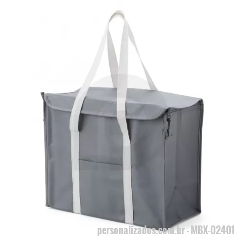 Bolsa térmica personalizada - Alimentos mais saudáveis durante o lazer! A Bolsa Térmica de 34 litros, feita de nylon resistente, permite levar petiscos, lanches e bebidas de forma prática e segura, mantendo tudo fresquinho por mais tempo nos passeios. Conta com bolso frontal para utensílios, zíperes laterais, fechamento frontal com velcro e duas alças para facilitar o transporte. É a escolha perfeita para quem valoriza eficiência e segurança durante as refeições.  Altura :  36 cm Largura :  23 cm Comprimento :  42 cm