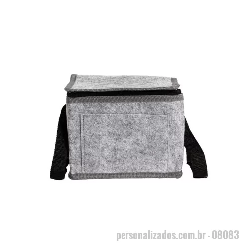 Bolsa térmica personalizada - Bolsa térmica personalizada, Compacta e de fácil transporte. Feita em feltro, capacidade de 5,3L, com revestimento térmico interno e bolso extra na parte frontal, esta bolsa une praticidade e qualidade na hora de refrigerar cada produto e manter a temperatura dos alimentos ideais para o consumo.