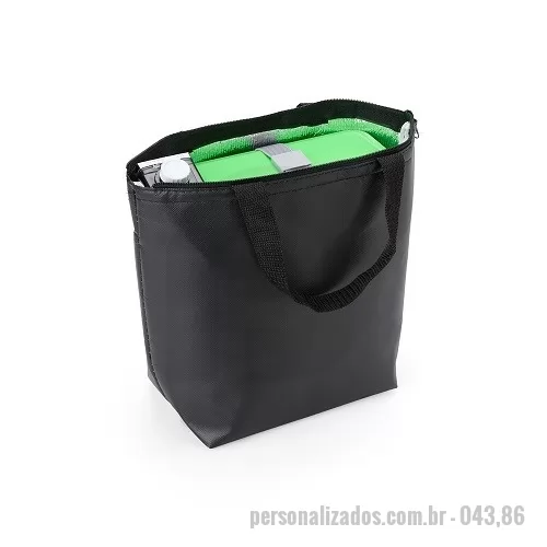 Bolsa térmica personalizada - Compacta mas com muito espaço! Nossa bolsa térmica, feita em TNT possui forro térmico com lâminas de alumínio e capacidade de até 9,6L. Seja para um piquenique no parque, uma viagem à praia ou simplesmente para o transporte diário de alimentos e bebidas, esta bolsa térmica é a solução perfeita.  Altura :  25 cm  Largura :  31 cm  Profundidade :  12,5 cm  Comprimento :  Alça: 17 cm