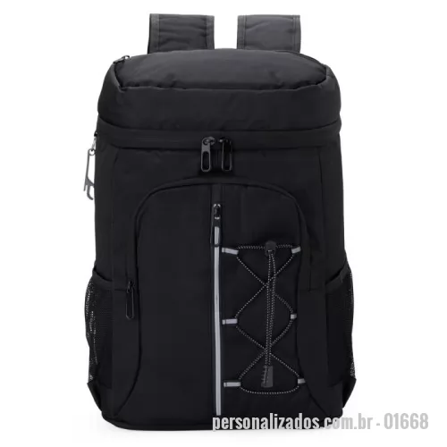 Bolsa térmica personalizada -  Mais que uma bolsa térmica, ela possui capacidade de 32 litros e alças que permitem carregá-la nas costas. Feita em oxford, é resistente à água e conta com quatro compartimentos: um com revestimento térmico em PEVA atóxico e costura soldada antivazamento, perfeito para manter os alimentos na temperatura ideal ou armazenar gelo, deixando as bebidas sempre geladinhas; outro para frutas, iogurtes e saladas; e dois na parte frontal com zíper, sendo um deles com faixa refletiva e elástico ajustável. Nas laterais, bolsos de tela oferecem fácil acesso a garrafas e outros itens. Para completar, inclui um chaveiro abridor de garrafas, ideal para facilitar ainda mais o momento de lazer. Cores: AZUL	CINZA	PRETO	 