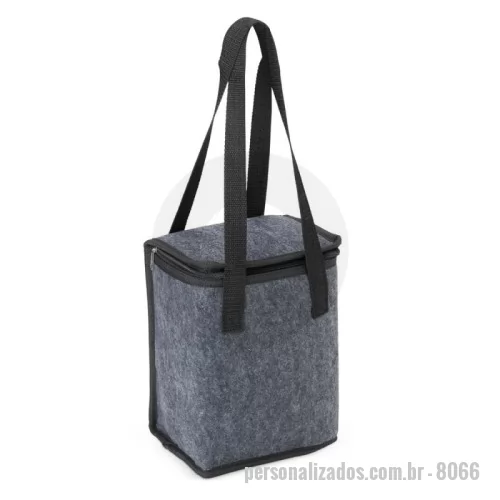 Bolsa térmica personalizada - Confeccionada em feltro e com revestimento térmico interno, nossa bolsa térmica foi pensada para garantir a temperatura ideal dos alimentos, mantendo-os frescos e prontos para o consumo. Seu zíper facilita o fechamento e a segurança do conteúdo, enquanto as duas alças de mão proporcionam um transporte prático e confortável. Uma combinação de praticidade e eficiência para quem valoriza qualidade e cuidado com os produtos.