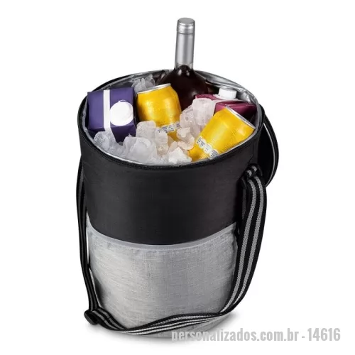 Bolsa térmica personalizada - Bolsa Térmica 25 Litros  Descrição: Bolsa térmica, confeccionada em nylon com capacidade para 25 litros, o produto possui bolso frontal, alça de ombro regulável e parte interna com costura soldada (Não vaza).  Altura :  38 cm  Largura :  28 cm  Profundidade :  28 cm  Medidas aproximadas para gravação (CxL):  30 cm x 12 cm  Peso aproximado (g):  495
