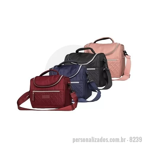 Bolsa térmica personalizada - Aliada para manter os alimentos frescos e saudáveis por mais tempo! Mais do que uma Bolsa térmica 8 litros, possui um design moderno que lembra uma bolsa casual, trazendo praticidade e estilo para o dia a dia. Produzida em poliéster com detalhes em couro sintético, ela conta com dois compartimentos com revestimento interno em PEVA atóxico: um frontal, ideal para utensílios, guardanapos ou pequenos itens, e o principal, perfeito para marmitas, lanches, sucos e muito mais! Além disso, possui duas alças, uma de mão e outra de ombro, ajustáveis, garantindo conforto e versatilidade ao carregar. Os detalhes no zíper e a etiqueta em couro sintético dão um toque sofisticado e criam um espaço ideal para destacar a marca dos seus clientes.