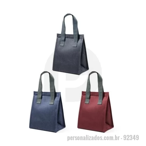 Bolsa térmica personalizada - Bolsa térmica confeccionada em 300D de alta densidade, garantindo durabilidade e resistência. Possui alças em webbing para transporte confortável e um compartimento principal com fecho aderente, facilitando o acesso e a vedação. Com capacidade de até 6 litros, é ideal para manter alimentos e bebidas na temperatura adequada durante o dia.  Um brinde funcional e prático da Youdu Brindes, perfeito para eventos, uso corporativo e lazer.
