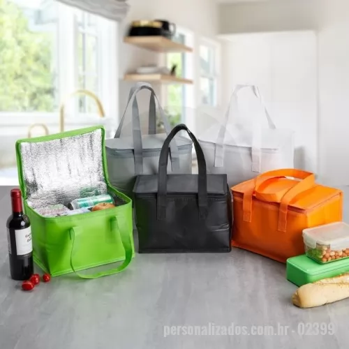 Bolsa térmica personalizada - Descrição: Bolsa térmica em TNT 6 Litros.  Altura :  17 cm  Largura :  24,8 cm  Profundidade :  15,6 cm  Medidas aproximadas para gravação (CxL):  9 cm x 24,5 cm  Peso aproximado (g):  49