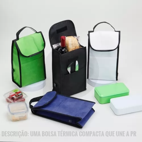 Bolsa térmica personalizada - Descrição: Uma bolsa térmica compacta que une a praticidade na conservação de temperatura dos alimentos com a preocupação ao meio ambiente. Feita em rPET, material reciclável, resistente à água, com revestimento interno antivazamento em manta de alumínio e capacidade máxima de 4 litros, ela é uma opção ideal para manter alimentos e bebidas quentes ou frios por mais tempo sem abrir mão da sustentabilidade. Além disso, a bolsa térmica conta com um bolso frontal aberto para carregar talheres ou outros objetos, além de fechamento em velcro e alça de mão para facilitar o transporte.  Largura :  16 cm  Profundidade :  10 cm  Comprimento :  28,5 cm