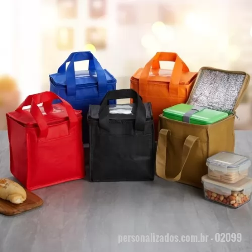 Bolsa térmica personalizada - Descrição: Bolsa térmica de TNT com capacidade de 5 litros com bolso frontal.  Largura :  19,5 cm  Profundidade :  14 cm  Comprimento :  21 cm